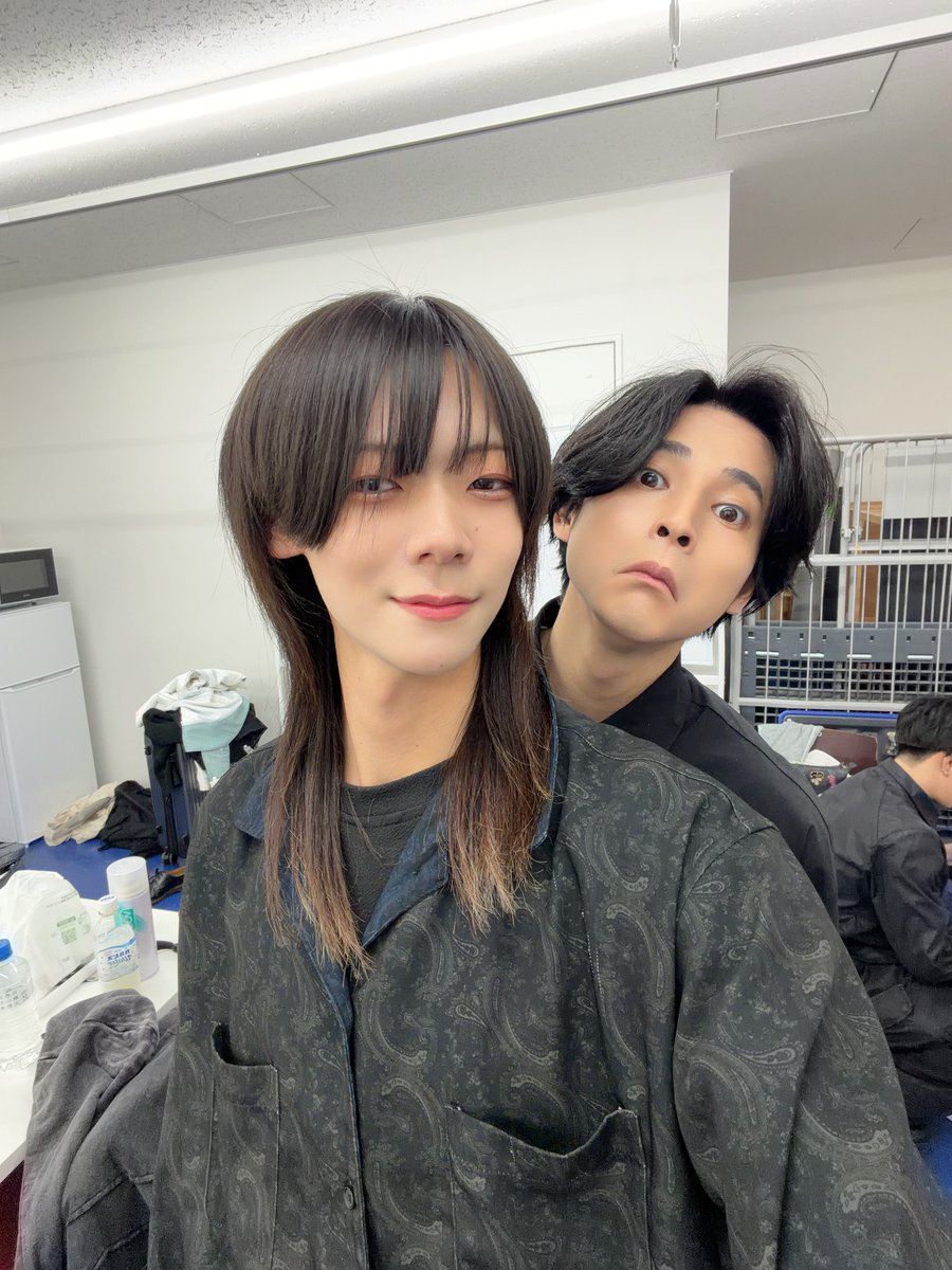 FlyN5241998's tweet photo. 「FULL OUT!!」
初出演しました。
今まで経験したライブとは違って、東京の洗礼を受けた気がします。

次はもっと暴れるぜ〜👊

自撮り苦手なのでメンバーの自撮りにに邪魔するぜ〜 https://t.co/ccAzIdDa4L
