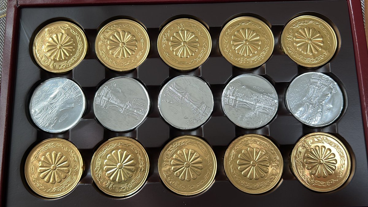 なんか母から送られてきた宮内庁内売店で売ってるらしいメダルチョコ、開けた瞬間無駄に荘厳で笑ってしまった