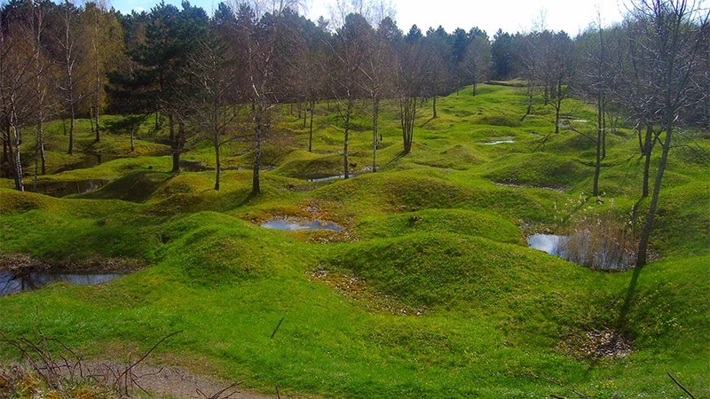 🇫🇷🇩🇪 FLASHBACK | “L’enfer sur Terre” : Il y a 110 ans, jour pour jour, débutait la bataille de Verdun. Après 300 jours de combats, au moins 305 000 soldats y trouveront la mort, dont 163 000 Français.
