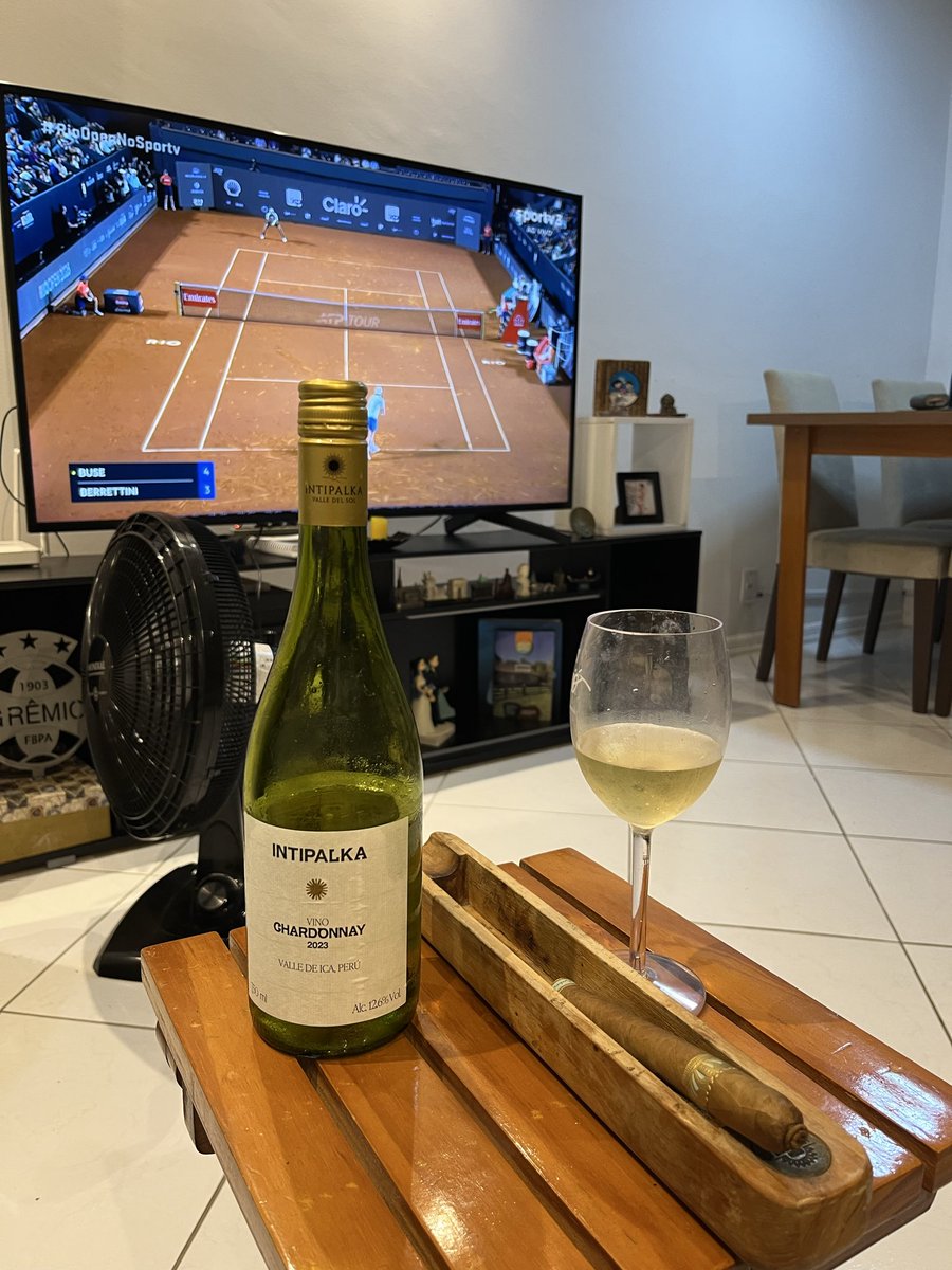 anniefim's tweet photo. Peruvian wine, Nicaragua cigar, “Carioca” tennis 👌🏻 #tripleaxel 🫣 https://t.co/pDKKK1W6fo