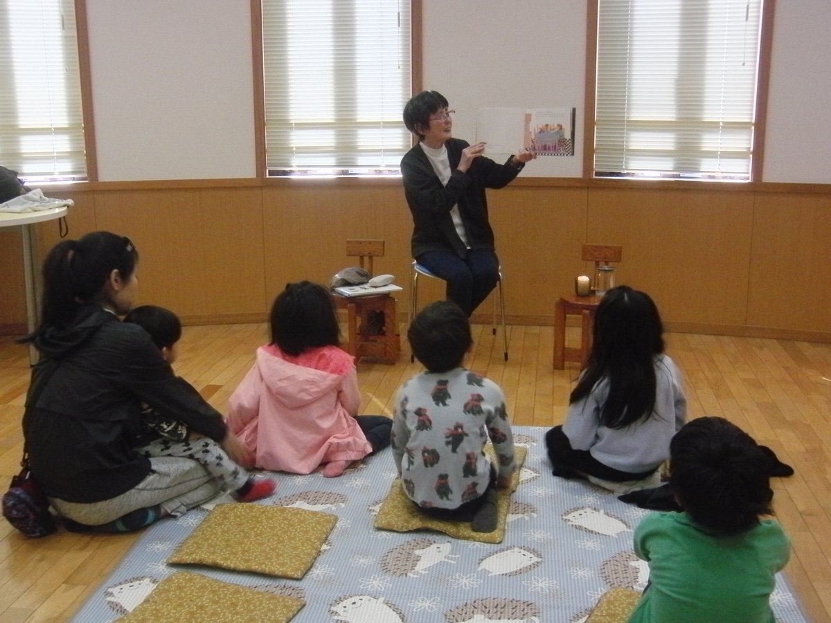 【おはなし会】
2/14(土)に おはなしの部屋を開催しました。 
今回は「おかしのおはなし」をテーマに読み聞かせをしました。
次回のおはなしの部屋は4/11（土）を予定しています。（2/25～3/31まで蔵書点検およびシステム入れ替えのため休館）
次年度も「おはなしの部屋」へのご参加お待ちしています♪