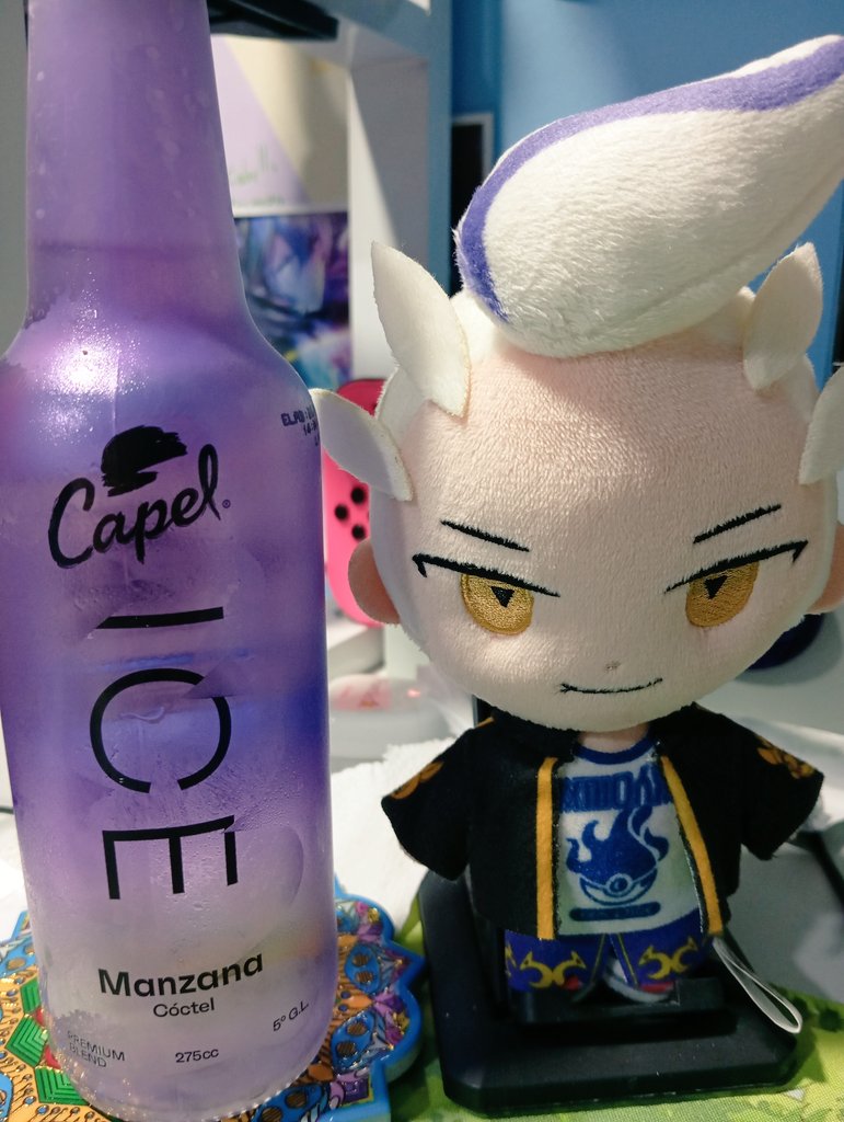Rorraloid's tweet photo. Entrenador tipo dragón 🐉 
Y una Ice de manzana .... 

Levi y la botella combinan bien https://t.co/PNEATeWPoN