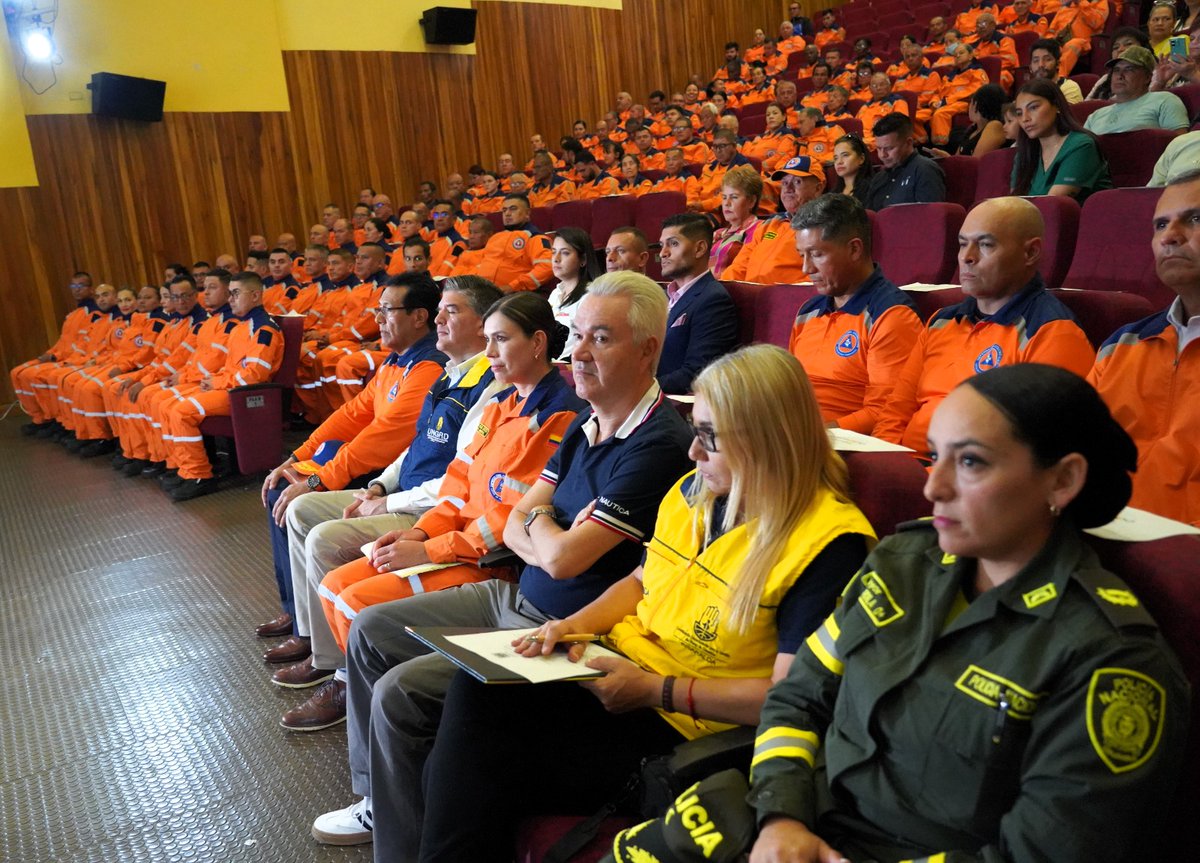 DefensaCivilCo's tweet photo. ¡Qué orgullo para #Risaralda y para todo el país! La Defensa Civil Colombiana  suma un nuevo equipo de élite para salvar vidas L-USAR COL 33 ¡Los Mejores momentos!
#ListosEnPazOEmergencia🧡 https://t.co/rXEMCVzFBh