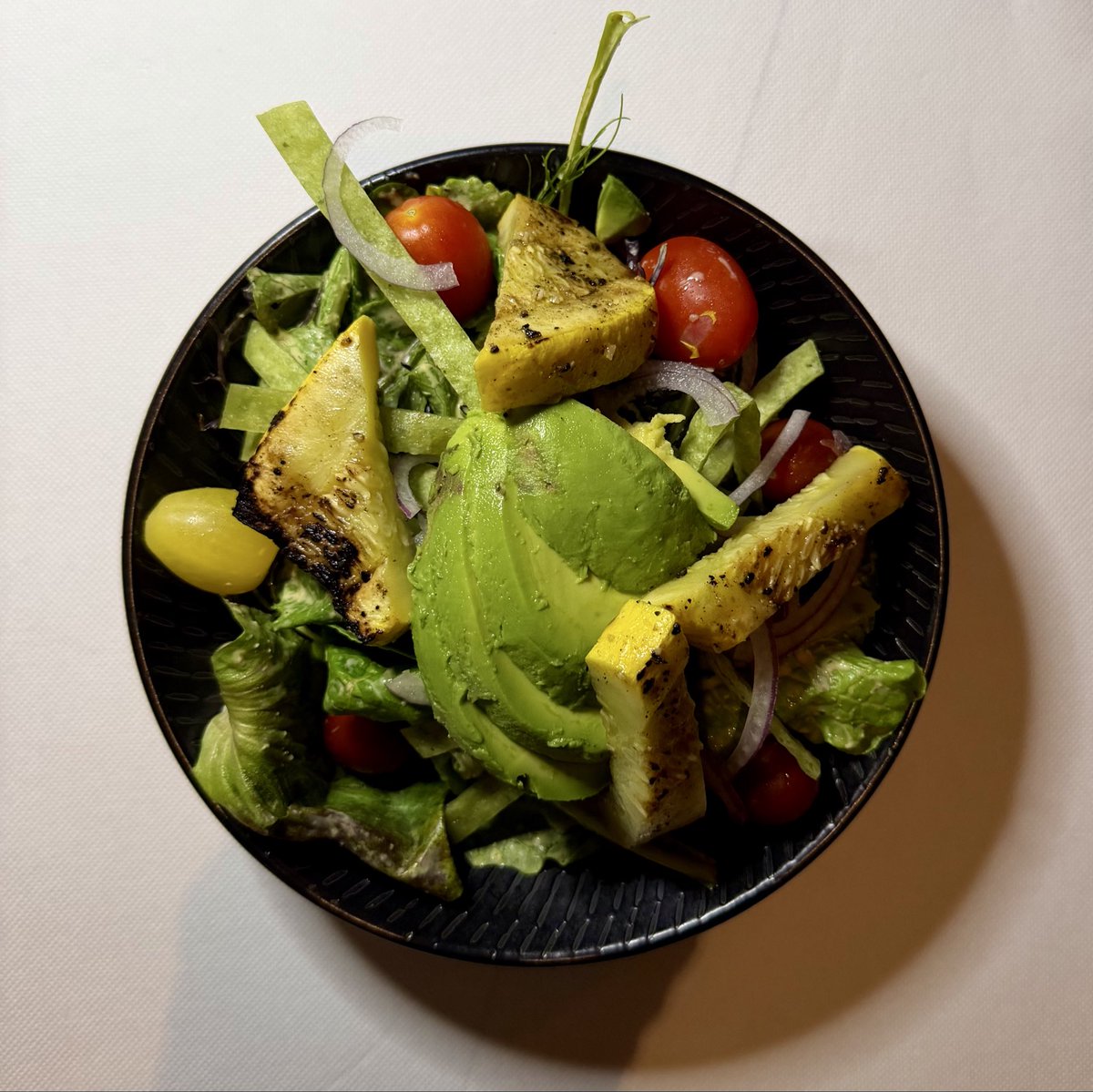 SuisGenerisNOLA's tweet photo. Our big spring Texas salad has tiki farm field greens, avocado, mexican spiced grilled yellow squash, cherry tomato, red onion, garlic & spinach tortilla crisps & gochujang ranch dressing - Yeeeha! #salad #nolaeats #nolafood https://t.co/aeRABMllEO
