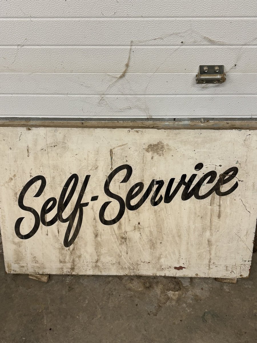 PlsntVlyFarmer's tweet image. Picked up some new bedroom decor yesterday. 

I’m thinking headboard. 

#truthinadvertising