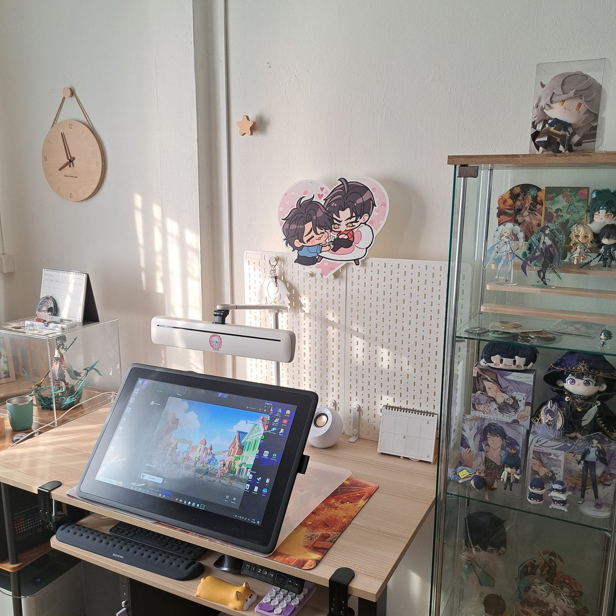 ได้ข้อสรุปกับตัวเองว่า ให้ลองๆ เอากู้ดที่ซื้อมาแล้วมาจัดโต๊ะก่อน แล้วค่อยตัดสินใจว่าจะสอยอะไรใรอนิเมทบ้าง ตอนนี้สภาพคือโต๊ะโล่ง ส่วนกู้ดเก็บในกล่อง 555555