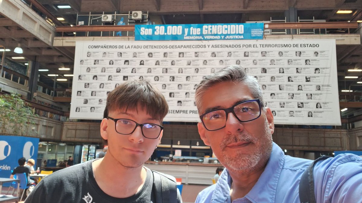EspacioPAIS's tweet image. Sentir que tu hijo esta orgulloso de vos y sigue tus pasos eligiendo la misma carrera, no tiene precio ! 
 No todo está perdido. 
Yo? Desarmado de amor por éste pendejo que siempre fue un mini me, pero rubio!#fadu #uba #arquitectura #Argentina