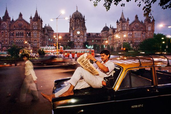 विद्यार्थियों का मुख्य काम पढ़ाई करना है, लेकिन देश की सामाजिक, आर्थिक परिस्थितियों को जानना, समझना और उसमें बदलाव लाना अगर उस शिक्षा में शामिल नहीं है तो मैं ऐसी शिक्षा को निकम्मी समझता हूँ।