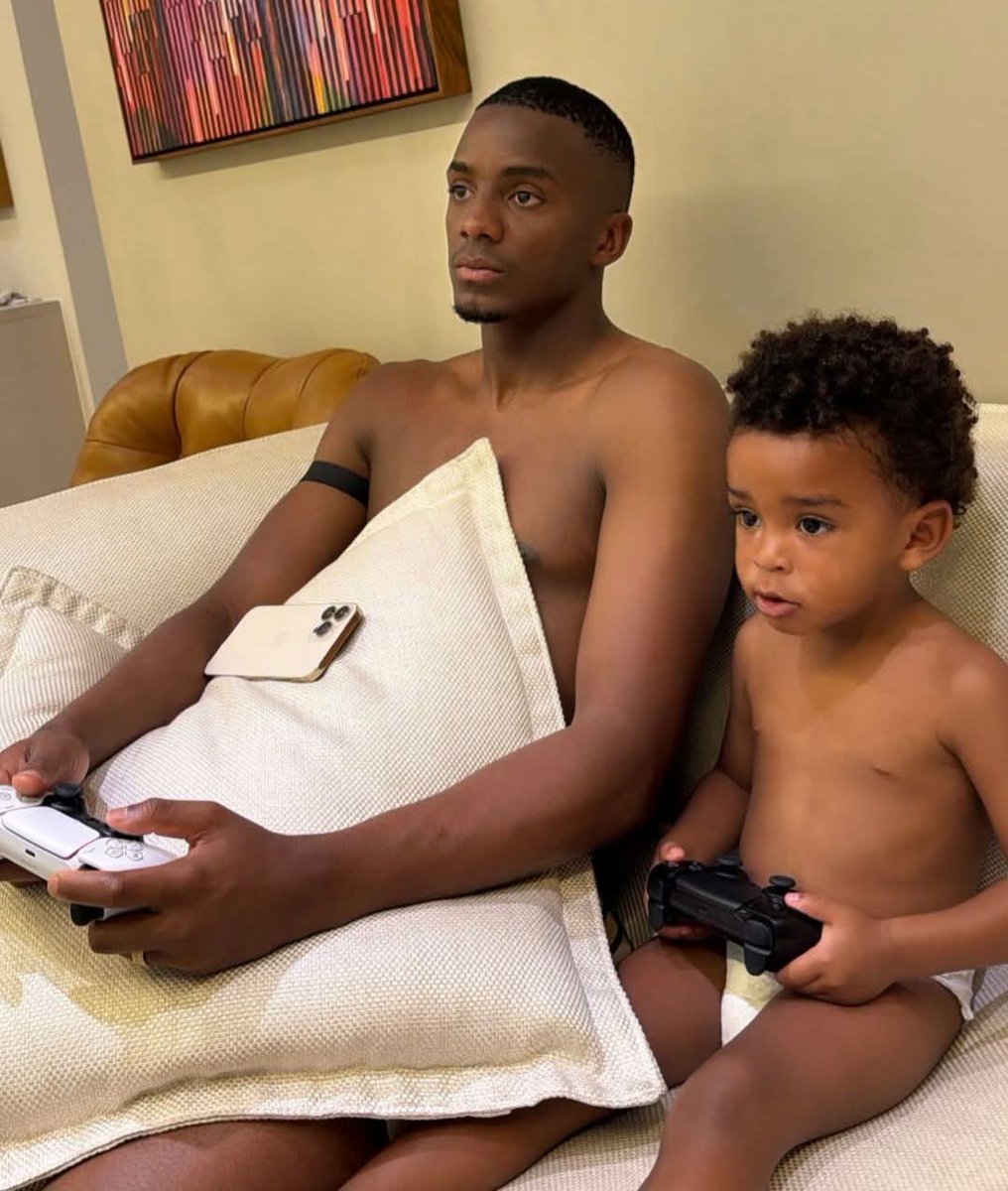 soufla2019's tweet photo. Nosso goleiro Andrew jogando videogame com o filho. 🥰 https://t.co/Bd2vtLhBgU
