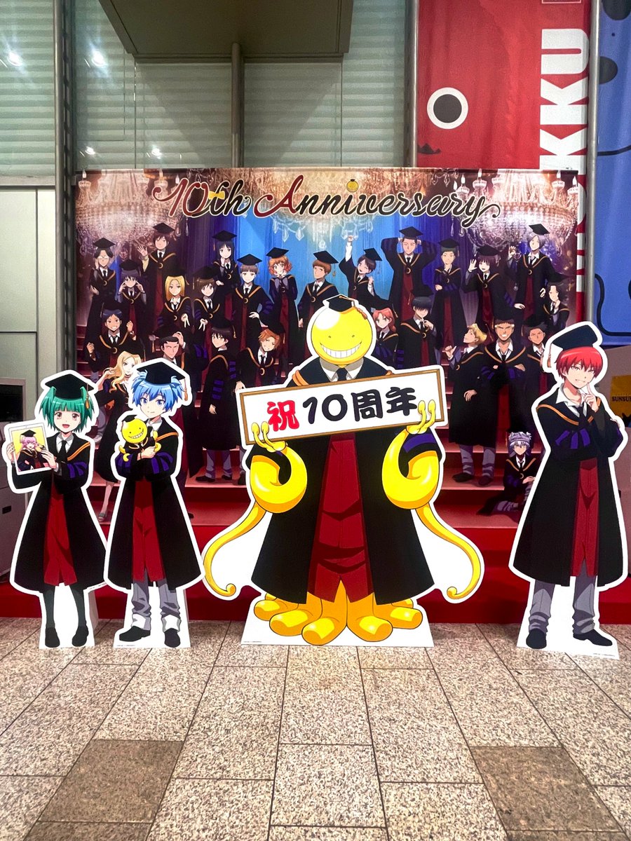 ansatsu_anime's tweet photo. ✨「暗殺教室」10周年ビジュアルフォトスポット登場！✨

『劇場版「暗殺教室」みんなの時間』の公開を記念し、本日より「暗殺教室」10周年ビジュアルのフォトスポットがフジテレビのフジモールに登場❗️🌈

是非みなさん３年E組の一員になって、この時期限定の写真を撮ってください📸

📅 開催予定期間：2026年2月21日（土）～　※期間限定
📍 展示場所：お台場・フジテレビ本社1階フジテレビモール

ぜひ遊びに来てください！🙌

#暗殺教室 #暗殺教室10th
#劇場版暗殺教室 3月20日全国公開🎬
#殺せんせー神社 #お台場 #フジテレビ