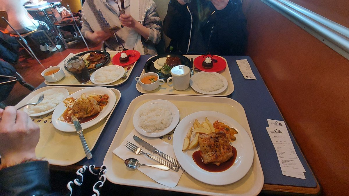 kisiro_sub's tweet photo. 昨日お友達とディズニーシー行ってきたぜぇ！
パッキングしてたのはそれが理由だ！！

めっちゃ楽しかった！！ https://t.co/wECHjTdAJJ