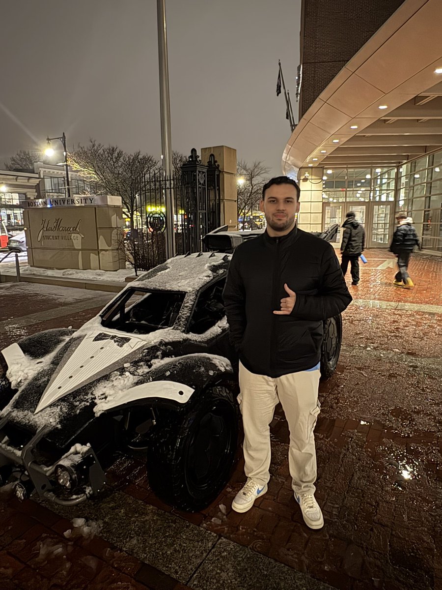 RoyalesNTC's tweet photo. E meteram um octane na porta do evento, mto foda https://t.co/hxRV8E7opA