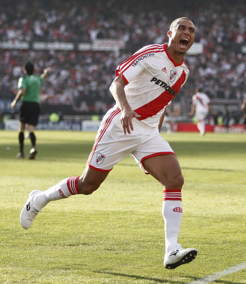 Quisieron instalar que Cavani era el mejor extranjero que habia venido a nuestro futbol faltandole el respeto al gran David Trezeguet.

Pidanle perdon burros de mierda