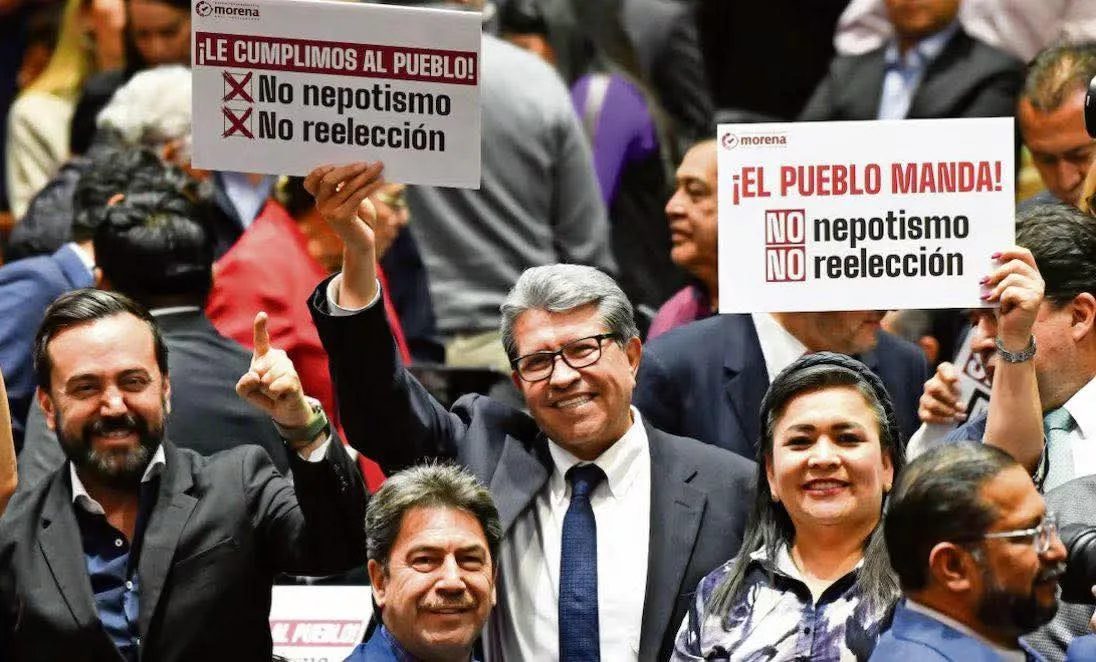 Definición de cinismo en una sola imagen...
- Saúl Monreal, senador.
- David Monreal gobernador.
- Rodolfo Monreal funcionario del gobierno de Sinaloa.
- Susana Monreal con cargo en el consulado de Texas
- Ana Monreal directora en la Secretaría de Salud de Zacatecas.
- Lety