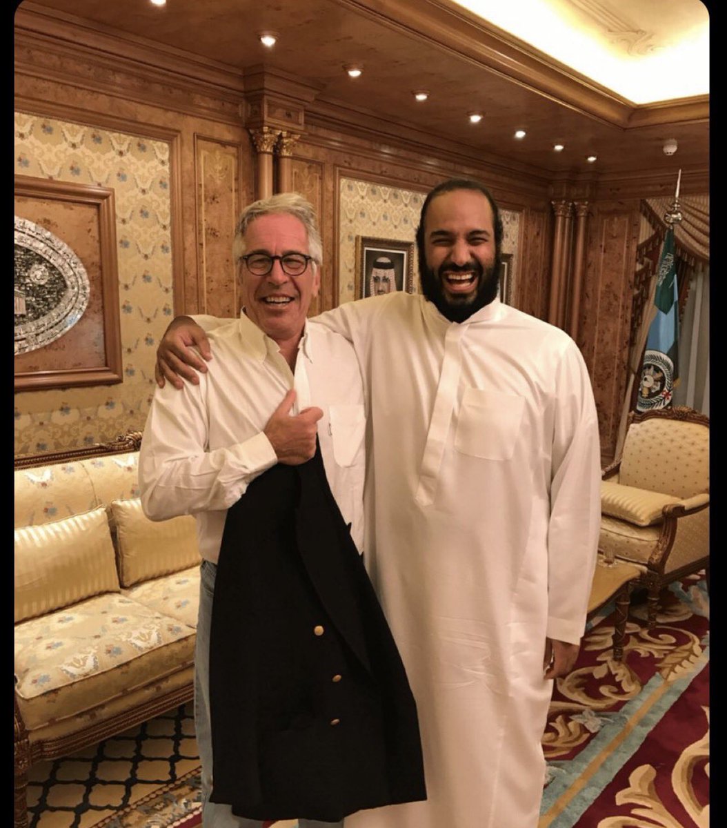 saleh_alamdy's tweet image. إذا رأيت (سموه) يكثر من الصور مع المصاحف والمساجد، فاعلم أن هناك (تسريبات) جديدة من جزيرة إبستين في الطريق!

القاعدة السعودية الجديدة: 'صورة مع خطاط المصحف تمحو فضيحة قاصرة في مانهاتن'.