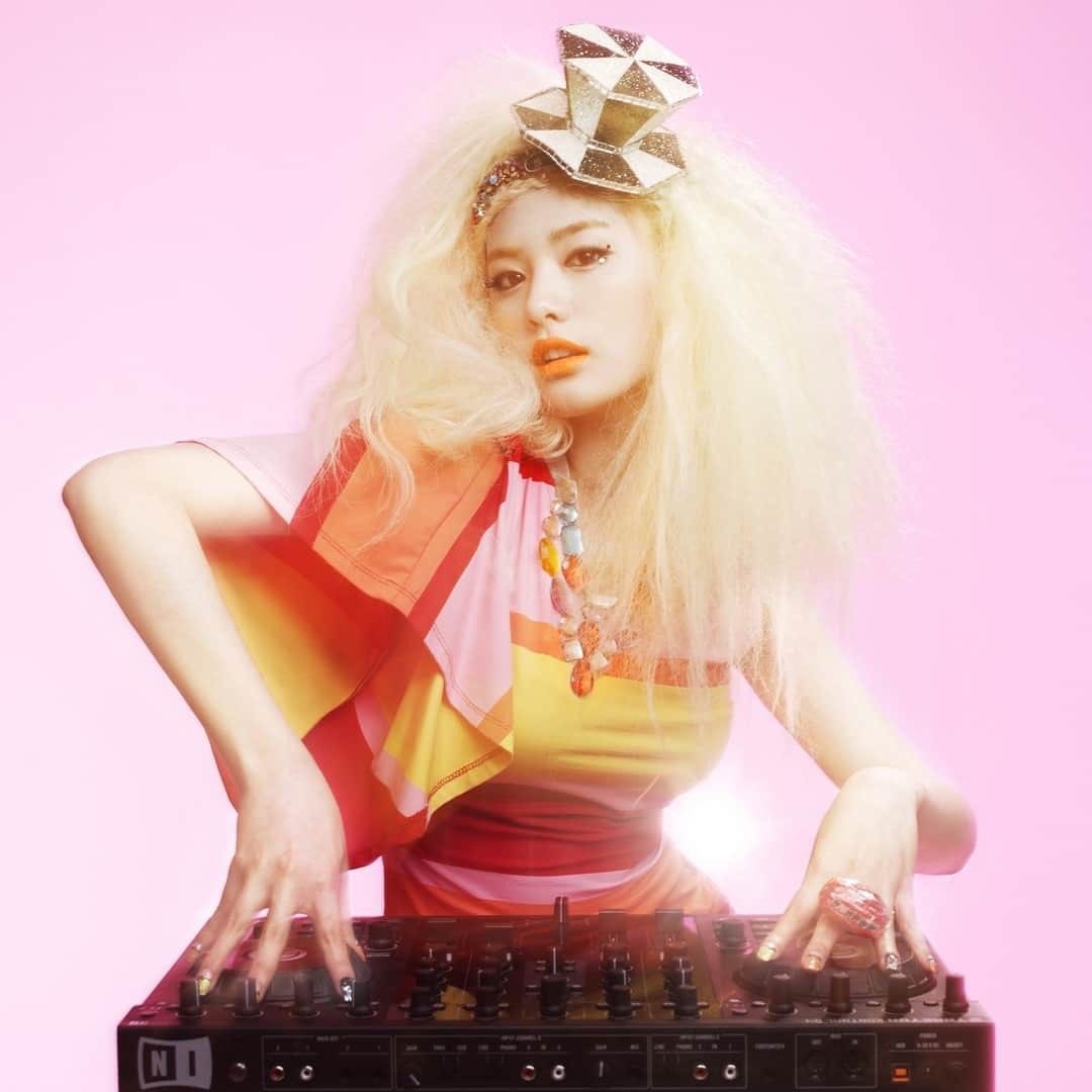 eu amo essa foto promocional e amo como o orange caramel saiu de um conceito de conto de fadas com uma música cheia de onomatopeias fofas direto pra um conceito noturno trashy repleto de música eletrônica e drogas pesadas na cidade menos cishetero da ásia