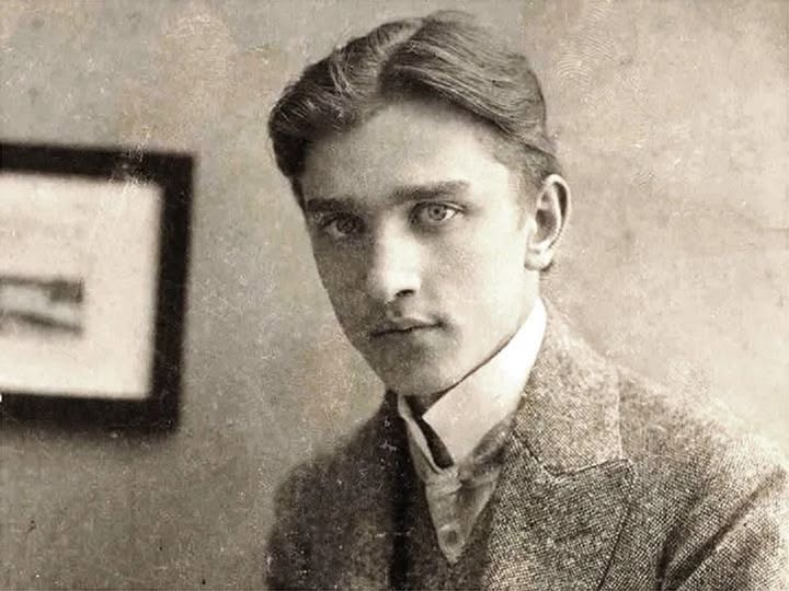 Math_files's tweet photo. Stefan Banach was a brilliant and unconventional mathematician who ignored social norms. 

He wore short-sleeved shirts, loved football, and enjoyed dancing so much that he sometimes paid orchestras to play until morning. 

On occasion, he came straight from an all-night dance to his 8 a.m. lectures, still dressed in a tailcoat, disheveled and exhausted—once even falling asleep at his desk.

His fame spread worldwide. Norbert Wiener, the founder of cybernetics, sent John von Neumann to Lviv several times to persuade Banach to move to the United States.

In 1937, when Banach asked how much Wiener was willing to pay, von Neumann handed him a check with just the number “1” on it and said, “Add as many zeros as you want.” Banach replied, “Even all those zeros are not enough to make me leave Poland and my friends.”