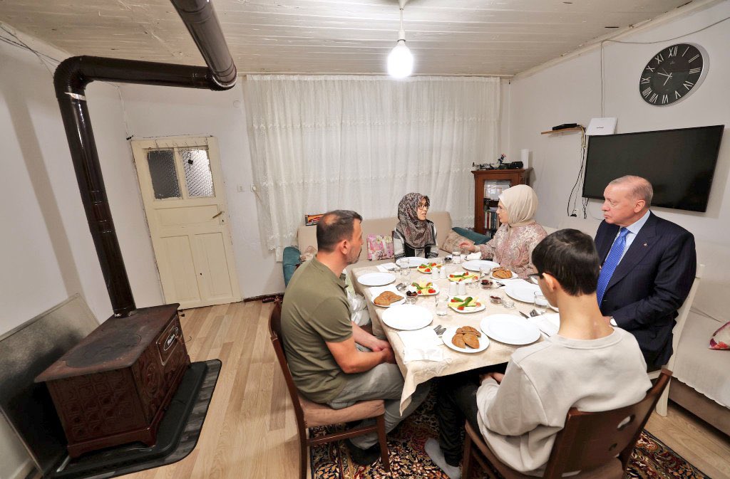 Ankara'da iftar saati 18 ,35 ... Duvardaki saata göre bunlar neden yemek yemiyorlar . 
Ya kurguda bile hata var . 
Ha birde Ankara ve hala sobalı ev kimse demiyorki ne oldu şu bizim karadenizden çikan doğal gaza 23 yıldır iktidarsınız biz hala fakiriz .