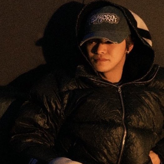 _hyyleo's tweet image. lee leo be wearing all type of euphoria merch in any occasions hes so adorable 🫠