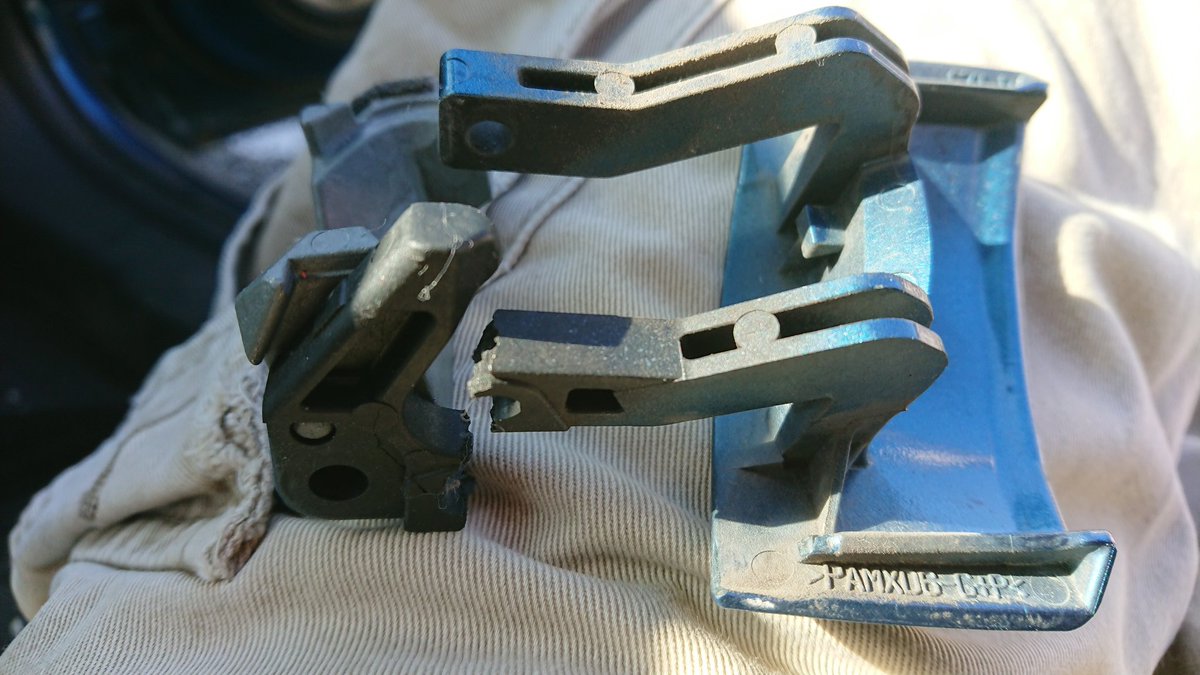 corgi_tak's tweet photo. CR-Zのドアハンドルが折れたので分解してみたけど、これ設計ミスだろ。
車が生産終了した原因これじゃない？
しかもディーラーから命の危険はないからリコール対象にならない言われたけど、何かあった時に外から開けられないって命に関わるでしょ https://t.co/IPwE6TiUif