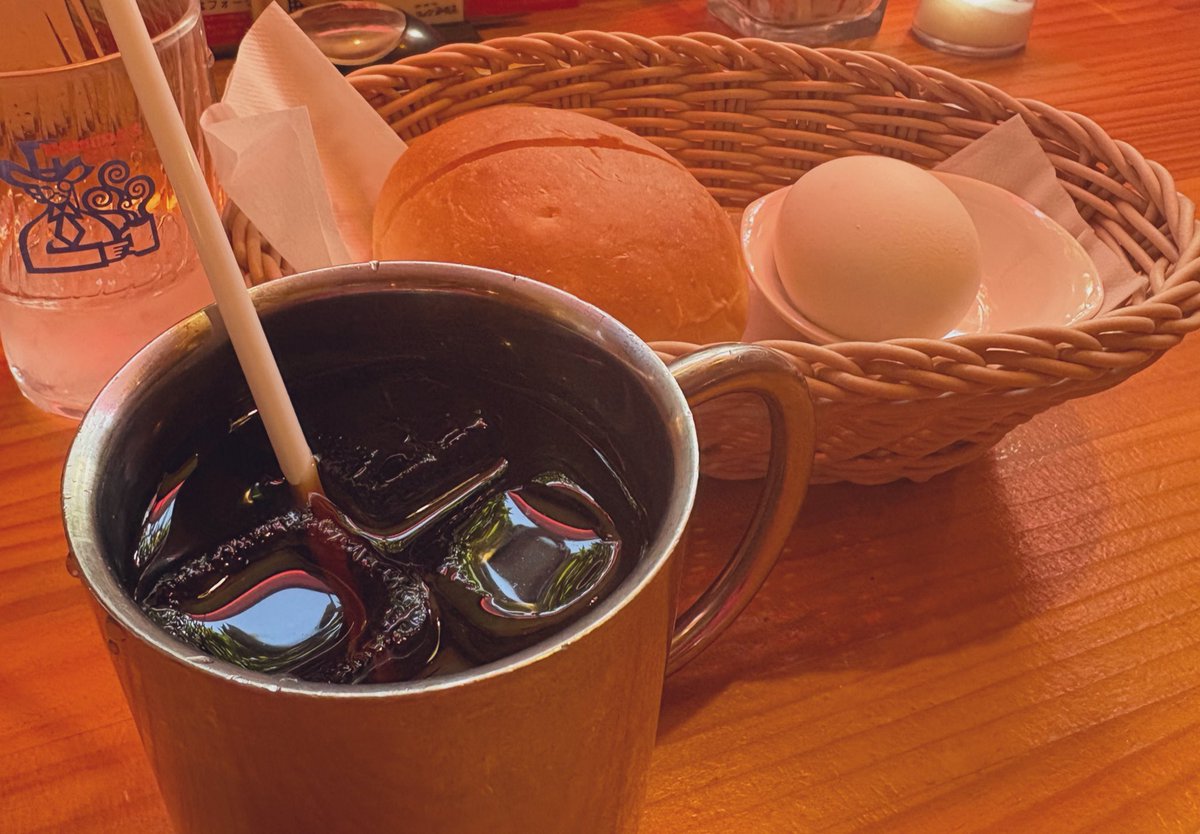 ランニング、いつものコメダで休憩朝ごはん。注文時は暑くてアイスコーヒーの気分だけど、到着した頃には汗も引いてホットにすれば良かったって思うの何回目かなぁ。
