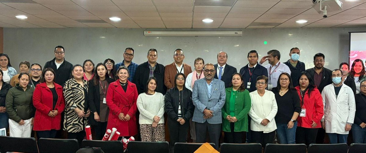 ISSSTE_mx's tweet photo. ¡Fortalecemos la atención primaria para proteger tu corazón! ❤️🩺

La Dirección Médica del ISSSTE llevó a cabo una intensa jornada de capacitación en la Subdelegación Médica del Estado de México. El objetivo principal: implementar el PRONAM de Hipertensión Arterial Sistémica para elevar los estándares de calidad en nuestra atención.

Reunimos a directoras y directores de unidades de primer nivel para alinear esfuerzos bajo la estrategia HEARTS de la OPS, enfocándonos en:

✅ Tratamiento estandarizado: Basado en la mejor evidencia científica disponible.

✅ Tecnología de precisión: Uso de equipos de medición automatizados y validados para diagnósticos certeros.

✅ Prevención real: Fortalecer el primer nivel de atención para ampliar la oportunidad de vida de nuestras y nuestros derechohabientes.

En el ISSSTE, nos transformamos para ofrecerte un servicio más humano, técnico y eficiente.