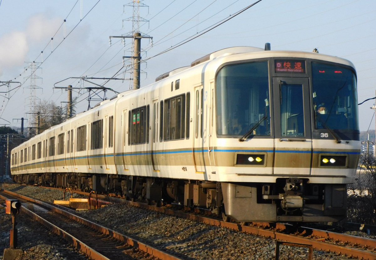 JR96722071's tweet photo. 2026/2/21
221系の日にダイヤ改正で無くなる奈良線の快速の撮影

梅ヶ谷道踏切

3602M 快速 京都行き
221系 NC612編成

3604M 快速 京都行き
221系 NC606編成

3606M 快速 京都行き
221系 NC610編成

622M 普通 京都行き
205系 NE402編成 https://t.co/sy1QWF8gXE