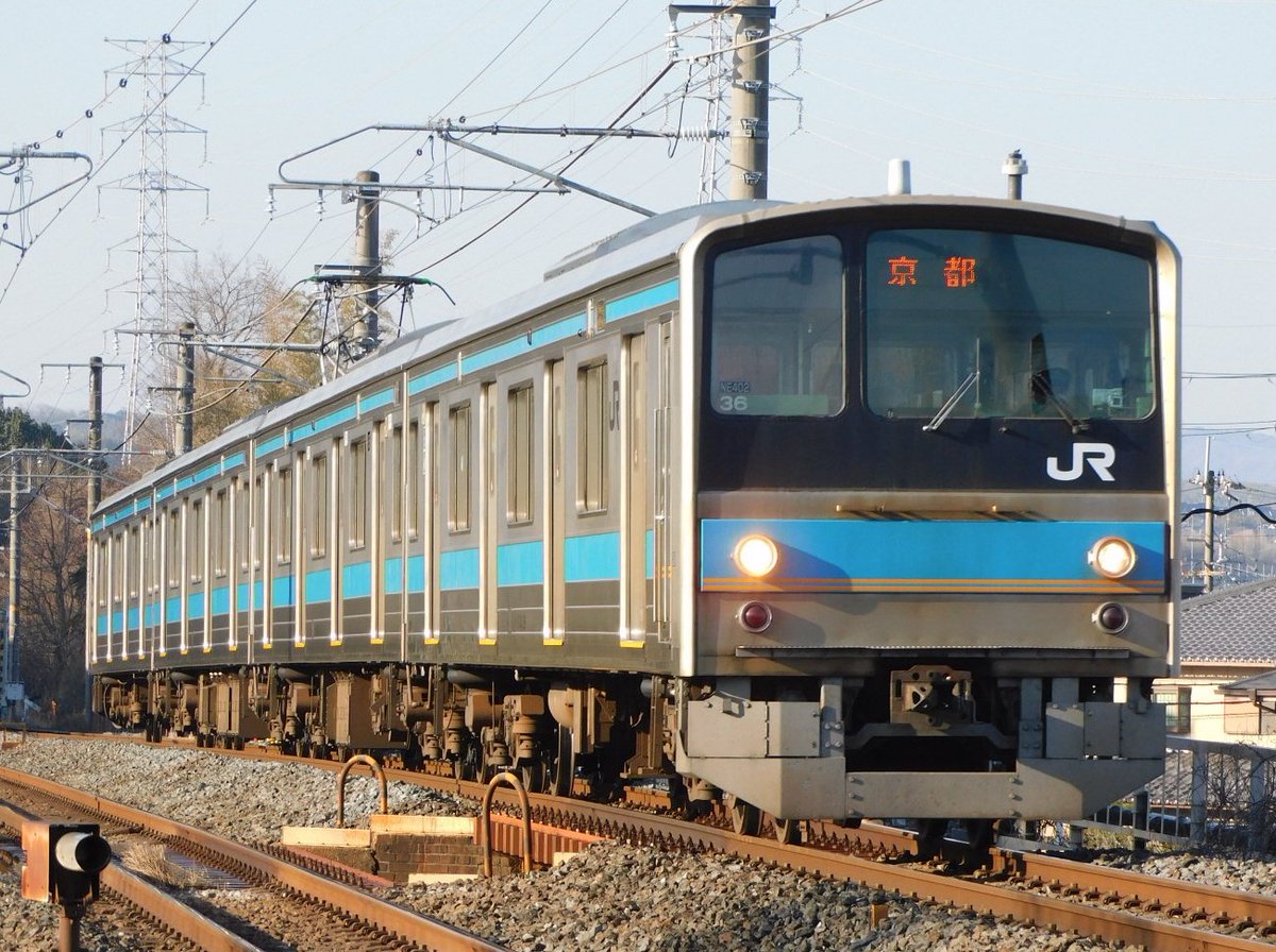 JR96722071's tweet photo. 2026/2/21
221系の日にダイヤ改正で無くなる奈良線の快速の撮影

梅ヶ谷道踏切

3602M 快速 京都行き
221系 NC612編成

3604M 快速 京都行き
221系 NC606編成

3606M 快速 京都行き
221系 NC610編成

622M 普通 京都行き
205系 NE402編成 https://t.co/sy1QWF8gXE