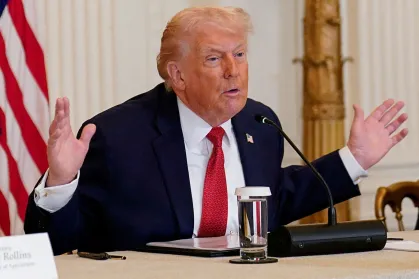 CortesNoMundo's tweet photo. Governo dos EUA: Trump oficializa suspensão de tarifaço após decisão da Justiça e assina nova taxa de 10%. 💸 https://t.co/zgfE2kItHR