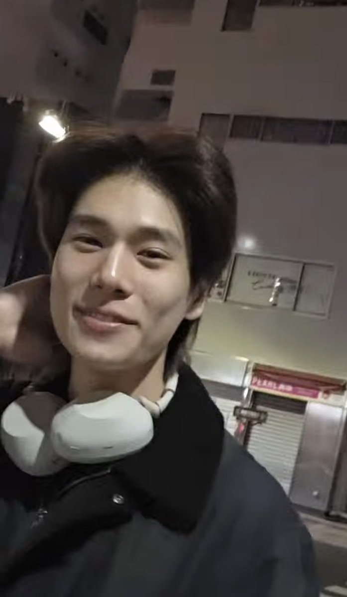 Sunchai2005's tweet image. RT @phuwin_meow21: Look at that pretty bare face 😭🤌