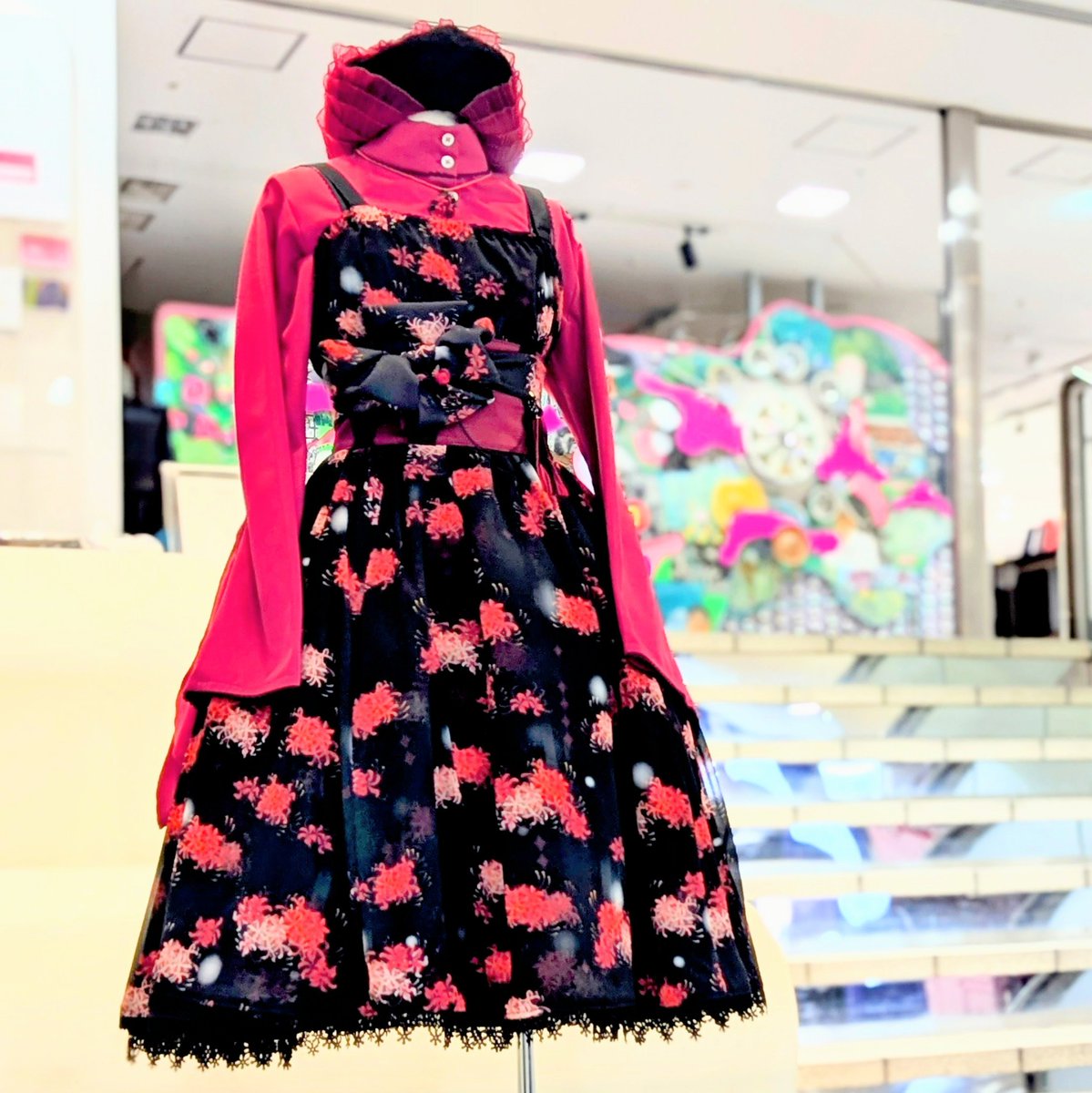 🩵😺🩵MINTNeKO&amp;
　　　モリグチカ❤️🌹❤️‍🔥
本日より階段ディスプレイ🎀♥️
彼岸花でコーディネート❤️‍🔥
ジャンスカとジョーゼットワンピースの
重ね着ですよ〜🥀✨
赤と黒で魅力的🖤✨
是非チェックしてみてくださーい❤️