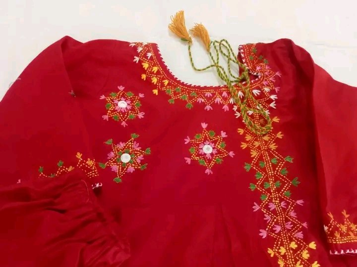 TMughal456's tweet image. Laal rang ki elegance ❤️✨
Hand-painted phoolon ki naazuk detailing… har nazar ruk jaye 🌸

Jab outfit khud hi compliment ban jaye 😍
Perfect for festive days &amp;amp; special moments 💫

DM to order 💌 — limited pieces!

 #desioutfits #pakistanifashion #festivewear #اٹھنی #explore