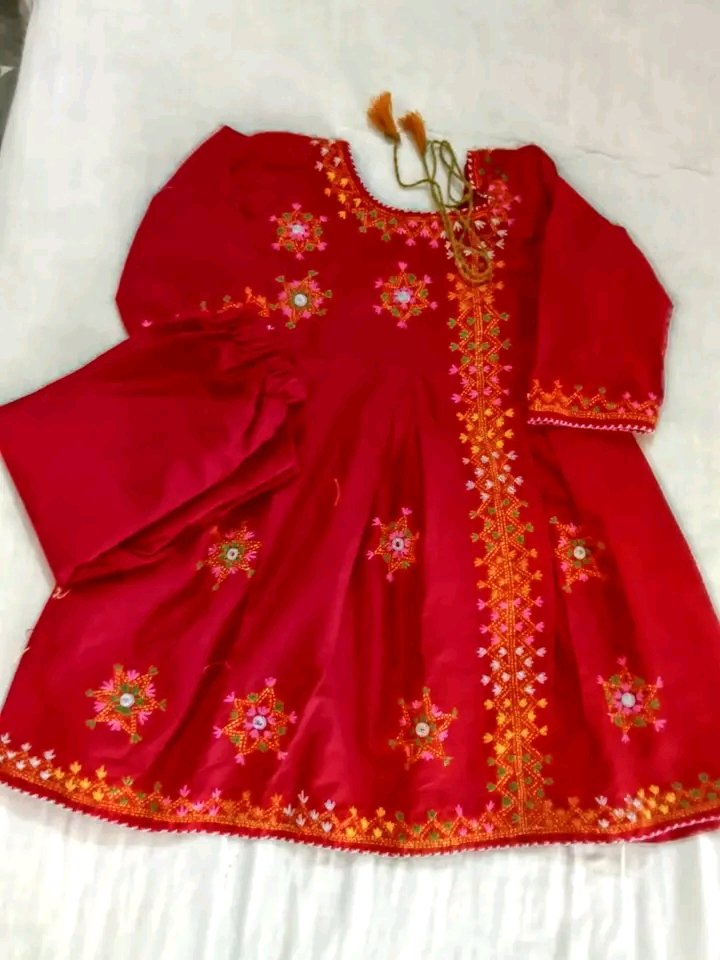 TMughal456's tweet image. Laal rang ki elegance ❤️✨
Hand-painted phoolon ki naazuk detailing… har nazar ruk jaye 🌸

Jab outfit khud hi compliment ban jaye 😍
Perfect for festive days &amp;amp; special moments 💫

DM to order 💌 — limited pieces!

 #desioutfits #pakistanifashion #festivewear #اٹھنی #explore