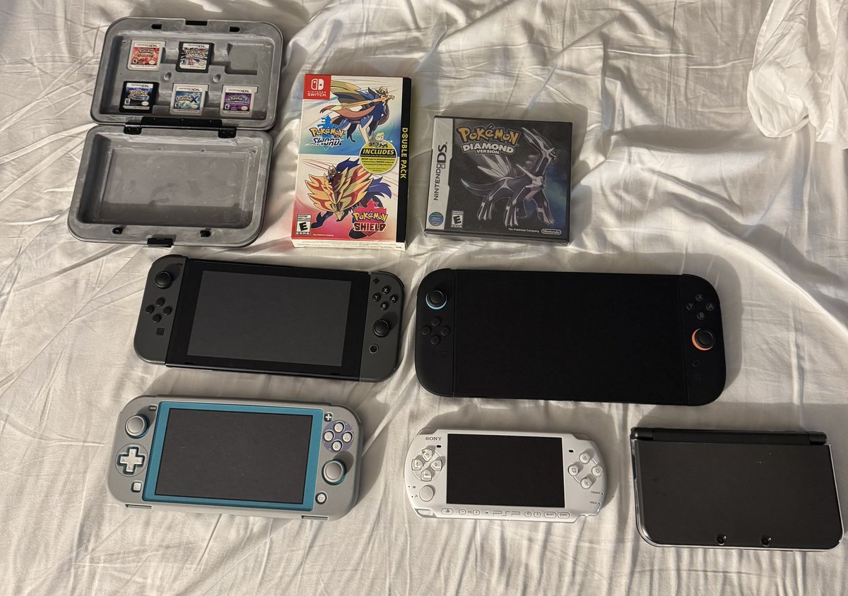 hand held collection that i dont play at all 😂 New 3ds, Psp, and