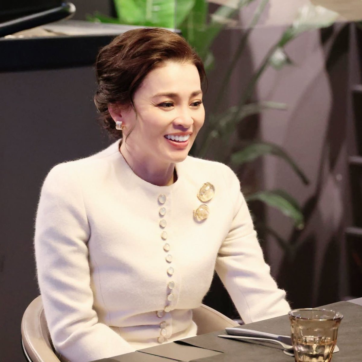 เข็มกลัดโป่งข่ามคู่ (Lodolite Quartz) ของสมเด็จพระราชินีสุทิดา สวยใสสะดุดตาตัดกับตัวเรือนสีทอง น่าจะเป็นอีกหนึ่ง Soft Power เครื่องประดับจากท้องถิ่นโดยช่างฝีมือคนไทย ซึ่งแหล่งสำคัญที่พบมากและขึ้นชื่อที่สุด คือ อำเภอเถิน จังหวัดลำปาง น้อมสำนึกในพระมหากรุณาธิคุณ #ทรงพระเจริญ 🙏💜🇹🇭