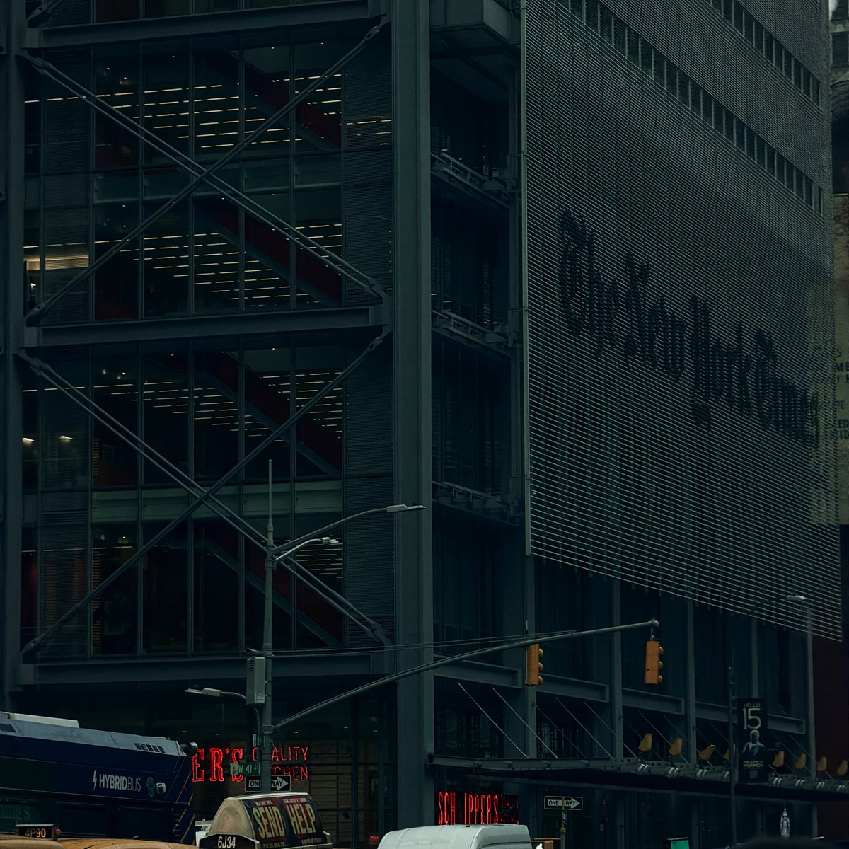 DaVibezB's tweet photo. 📸 Rainy Day 🌧️ @nytimes #nyc #NYTimes #photograghy #downtown https://t.co/6RDLqpWR6N