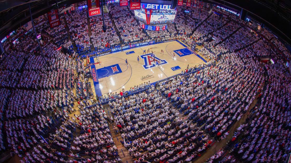 WCCSG_'s tweet image. West Coast Arena of the day! 🏀

McKale Center

Location- Tucson, Arizona
School- Arizona 
Capacity- 14,688
Opened- 1973

What's your all-time favorite game that took place at McKale Center? 

Rate it on a scale of 1-10