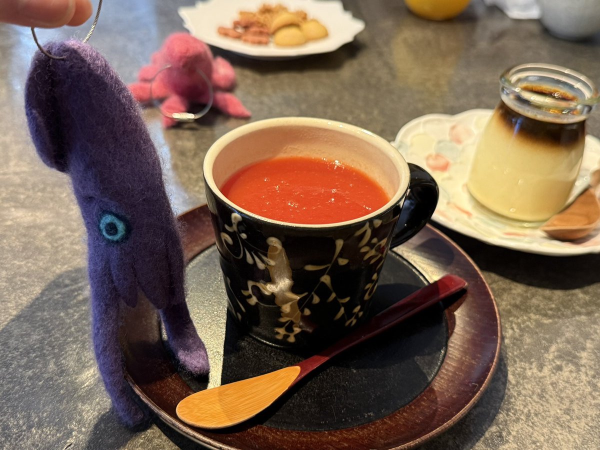 これは昨日のWSの作品！かわいいね😍

今日は前半allイカ、後半はエイとメンダコのコースターです。

今日は満席なので自分は作らないけど体力勝負(主に脱水)なのでがんばります！

紫のイカ(自作)はホットトマトジュースを狙っている…🍅

#アクアティックライフ展7