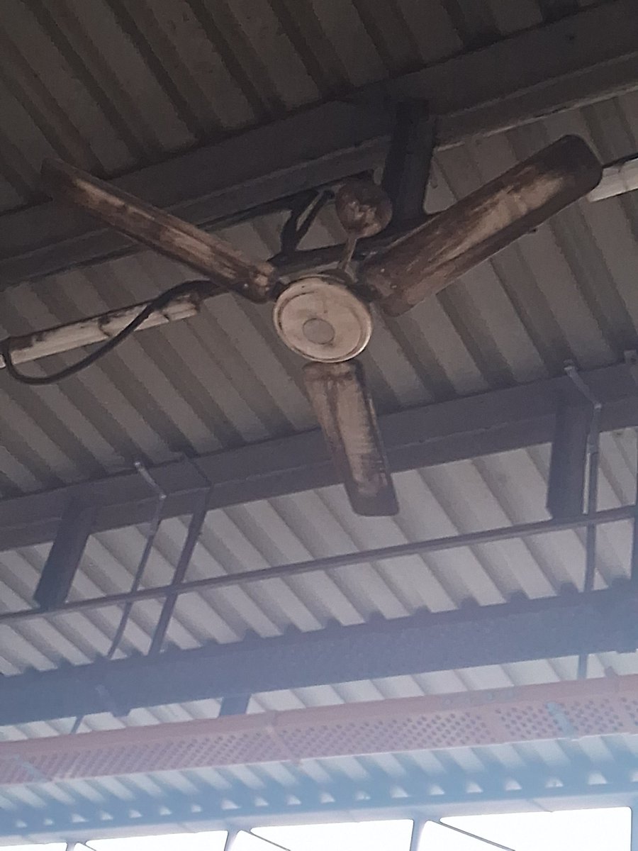 paraggadhia's tweet photo. What's the purpose of these fans when most of the time its switched off. Same with escalator. This is common at Kandivali station.  @WesternRly @RailwaySeva https://t.co/O4ckgRIpXS