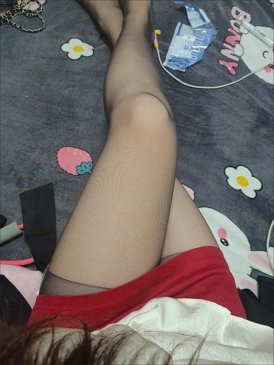 JessicaHen6291's tweet photo. 再冷也要穿丝袜，是老婆面对寒潮最后的倔强 https://t.co/n2YILgFsOl