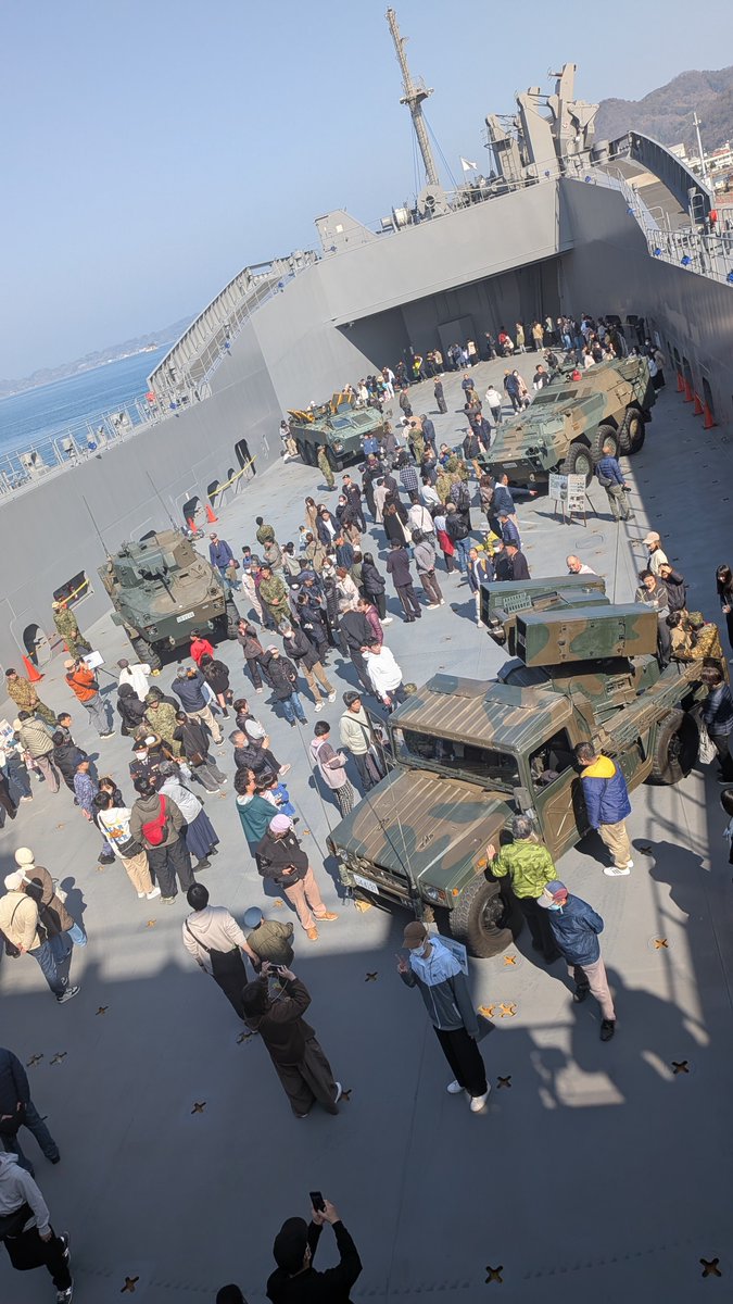 ふ、船のなかで駐屯地祭やってる……！
