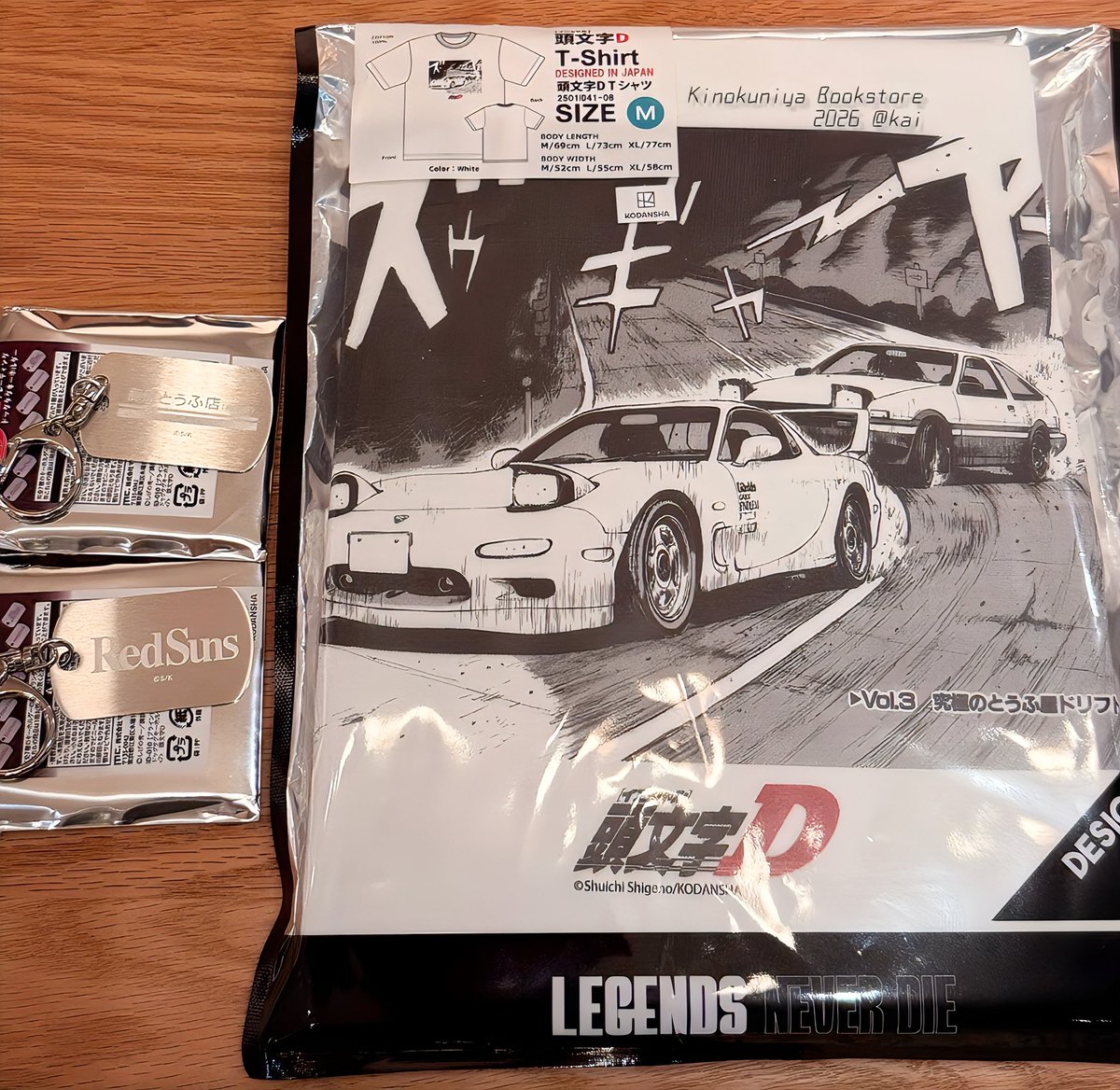 paskal_ren's tweet photo. 昨日、紀伊國屋で出会った頭文字D🚗
思わず連れて帰ってきた。
ポスターも、等身パネルも。
その場の空気ごと、持ち帰りたくなった😆✨
ドッグタグ、高級感あってイイっス( `∀´)ニヤ
#頭文字D #イニシャルD
#AE86 #RedSuns
#CarCulture
#戦利品 https://t.co/6YfmdeTolV