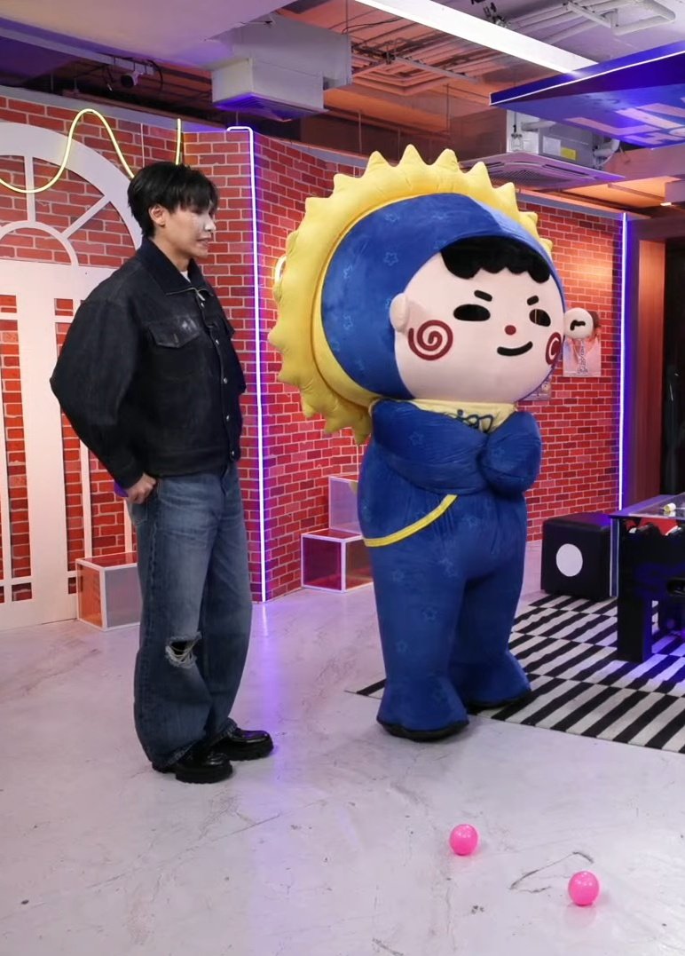 bbbittersweettt's tweet image. เจอละ ทำไมโม่บอกว่าด๊าวีนกว่า เพราะนางเคยโดนด๊าวีนทีนึง ตอนที่ดื้อเล่นเกมส์ ! นางจำได้อ่ะ ทำท่าล้อเลียนด้วยซ้ำ ทั้งเท้าเอว ทั้งกอดอก