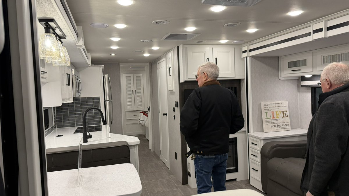 Can3933's tweet image. 看了三届的温哥华房车展、有些失望

几无年轻人参观，只剩老人 老车、乏善可陈，现在的产品（无论是背驭、拖挂、自行式）和十几年前的产品没多少差别，而且受多种因素影响，各款价格均有上涨。

未来将至，还是期待老马的Robovan RV早日上市，我第一时间预订一台。