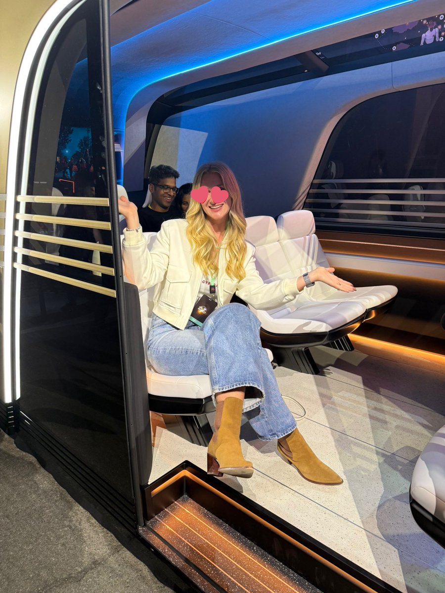 Can3933's tweet image. 看了三届的温哥华房车展、有些失望

几无年轻人参观，只剩老人 老车、乏善可陈，现在的产品（无论是背驭、拖挂、自行式）和十几年前的产品没多少差别，而且受多种因素影响，各款价格均有上涨。

未来将至，还是期待老马的Robovan RV早日上市，我第一时间预订一台。