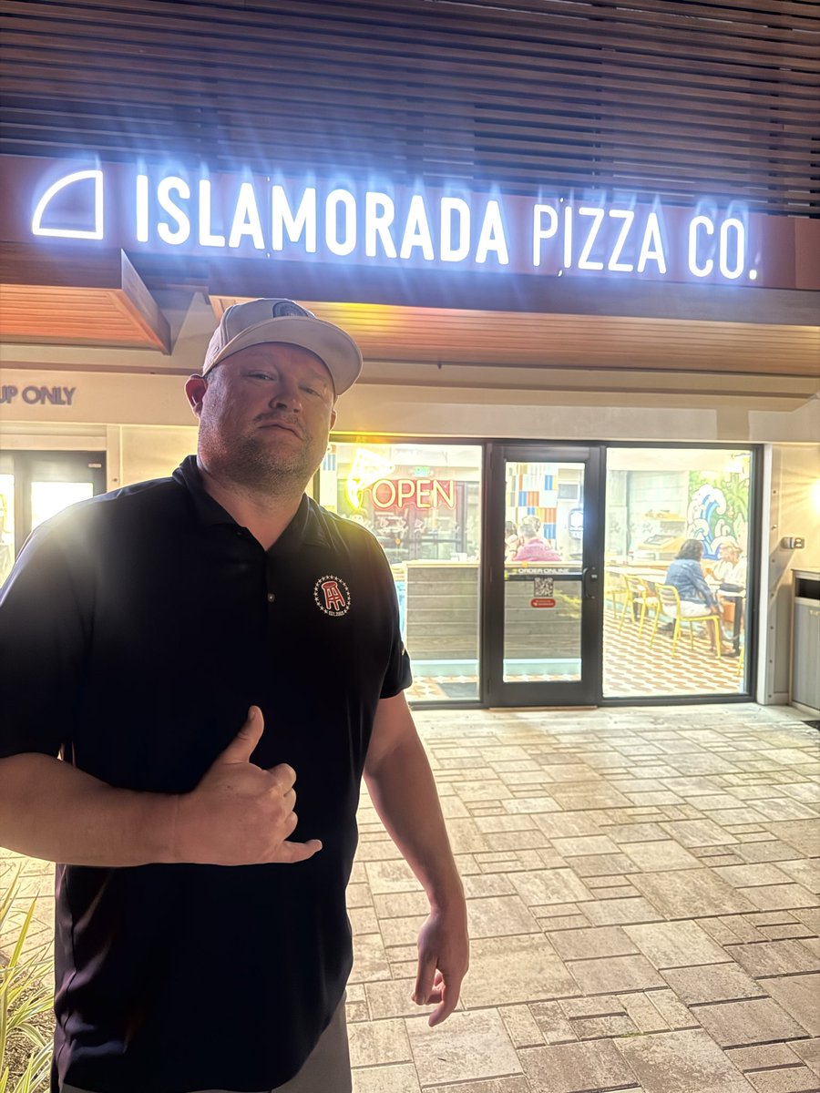 Eran34's tweet photo. @barstoolsports heard this place was good so figured I give it a bite. #everyoneknowstherules! https://t.co/XMkjecNNa4