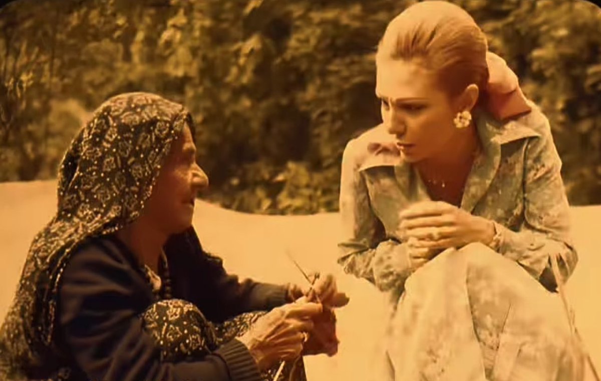 im_moona123's tweet image. کدوم ملکه رو دیدین تو کل تاریخ که اینقدر خاکی و صمیمی پیش مردمش بشینه و به حرفاشون گوش بده؟ :)
#KingRezaPahlavi 
#IranMassacre