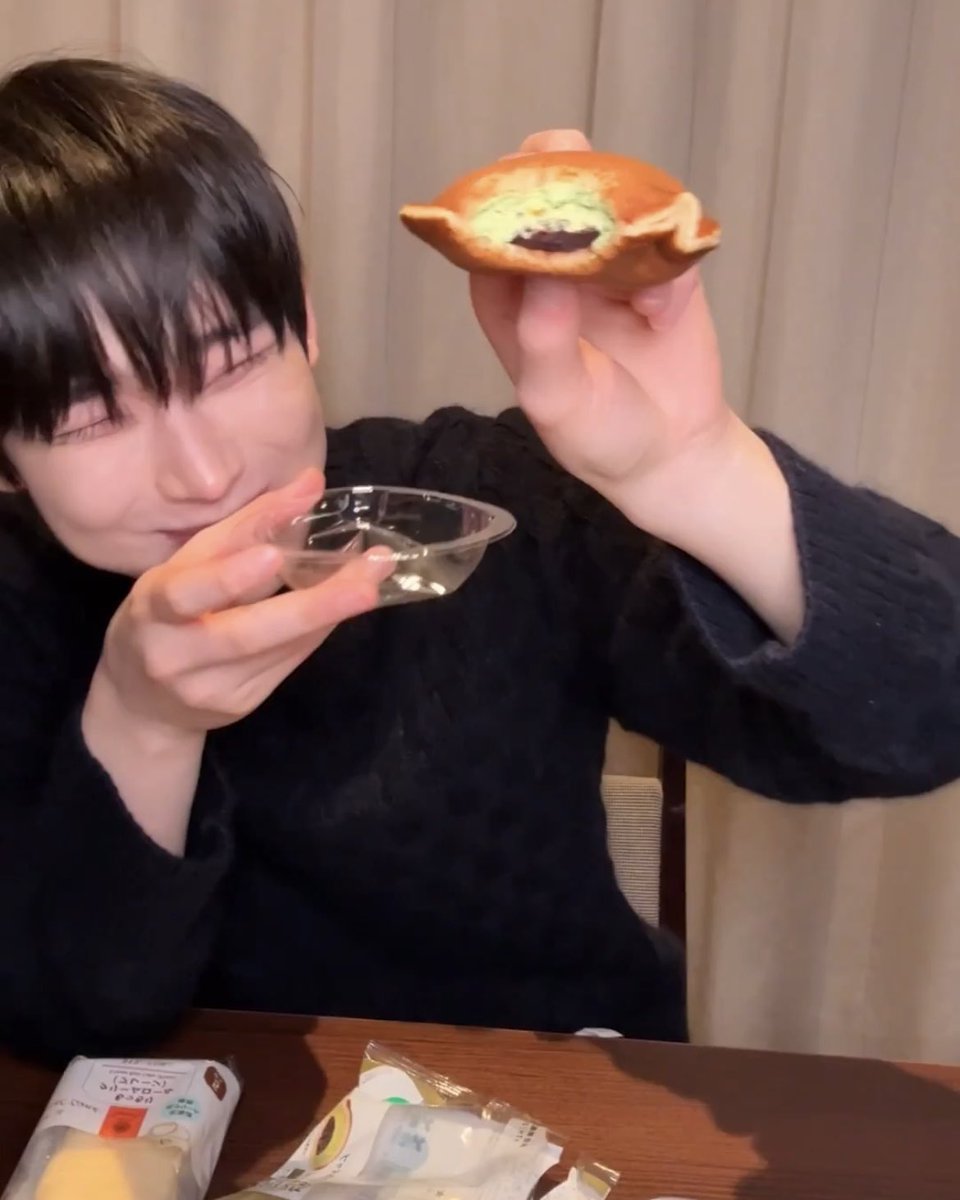 ローソンさんへ

ソヌちゃんが「どらもっち」と「もちぷよ」を可愛く食べてました