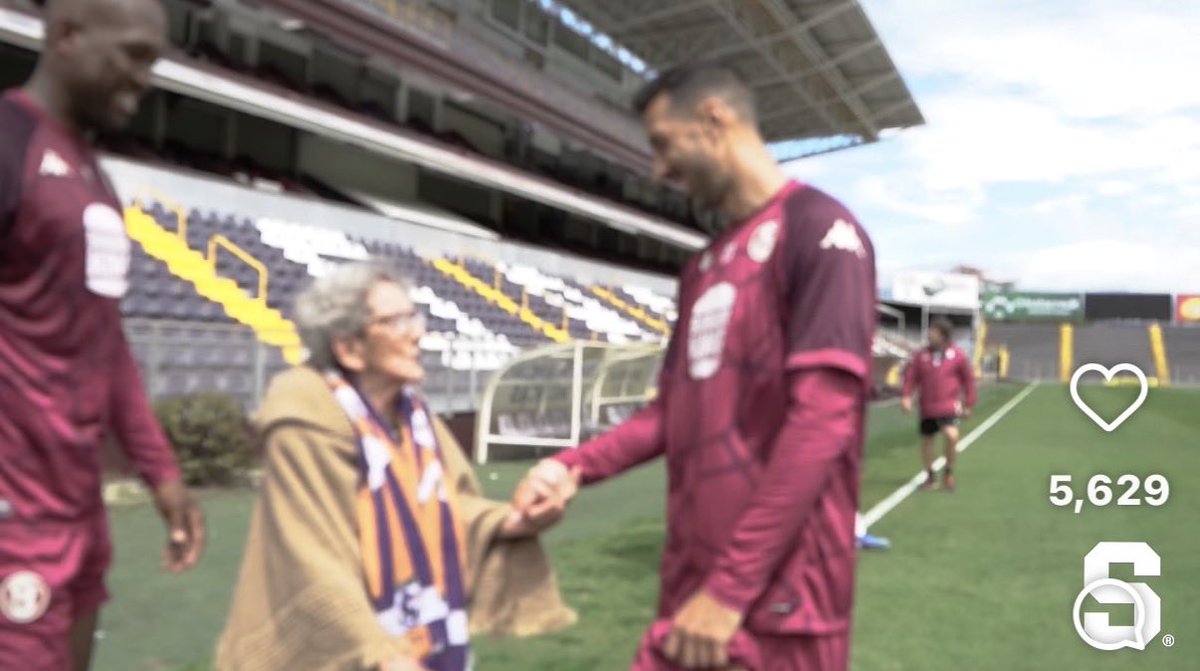 Doña Rosario Quirós Roldán... morada centenaria que hoy visitó la Cueva. Bienvenida, felicidades y un abrazo de la gran familia saprissista.