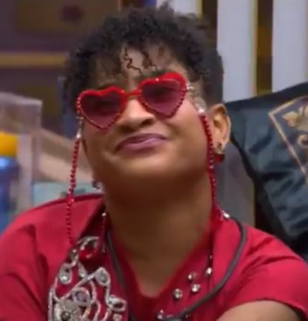 como pode ser tão feia? essa monstra com esse rosto demoníaco ainda tem coragem de zoar a aparência de alguém